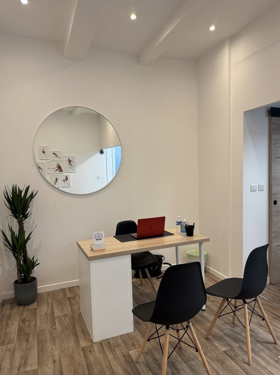 Espace d’accueil et bureau du cabinet d’ostéopathie, rue des Phocéens à Marseille